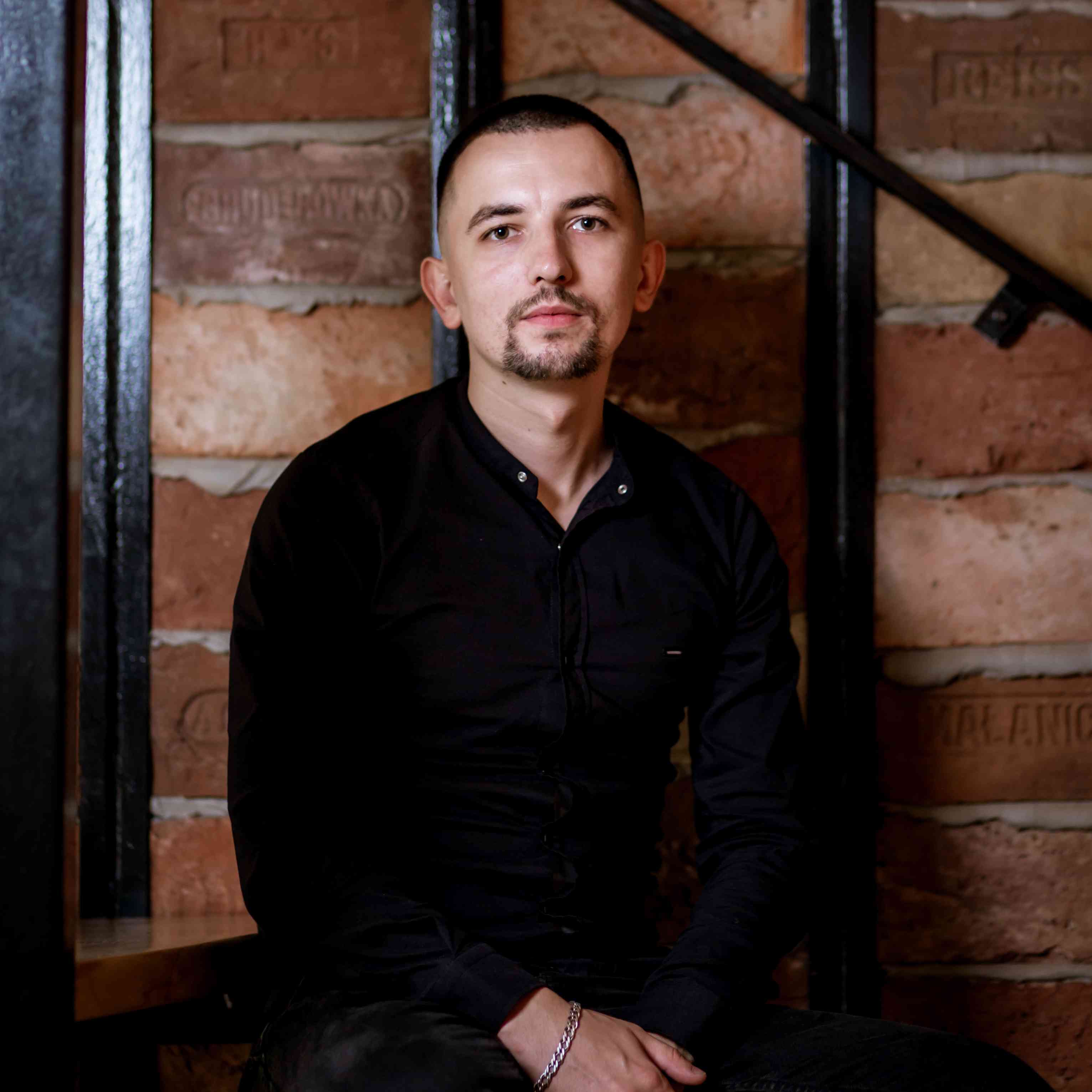 Тут мало бути фото