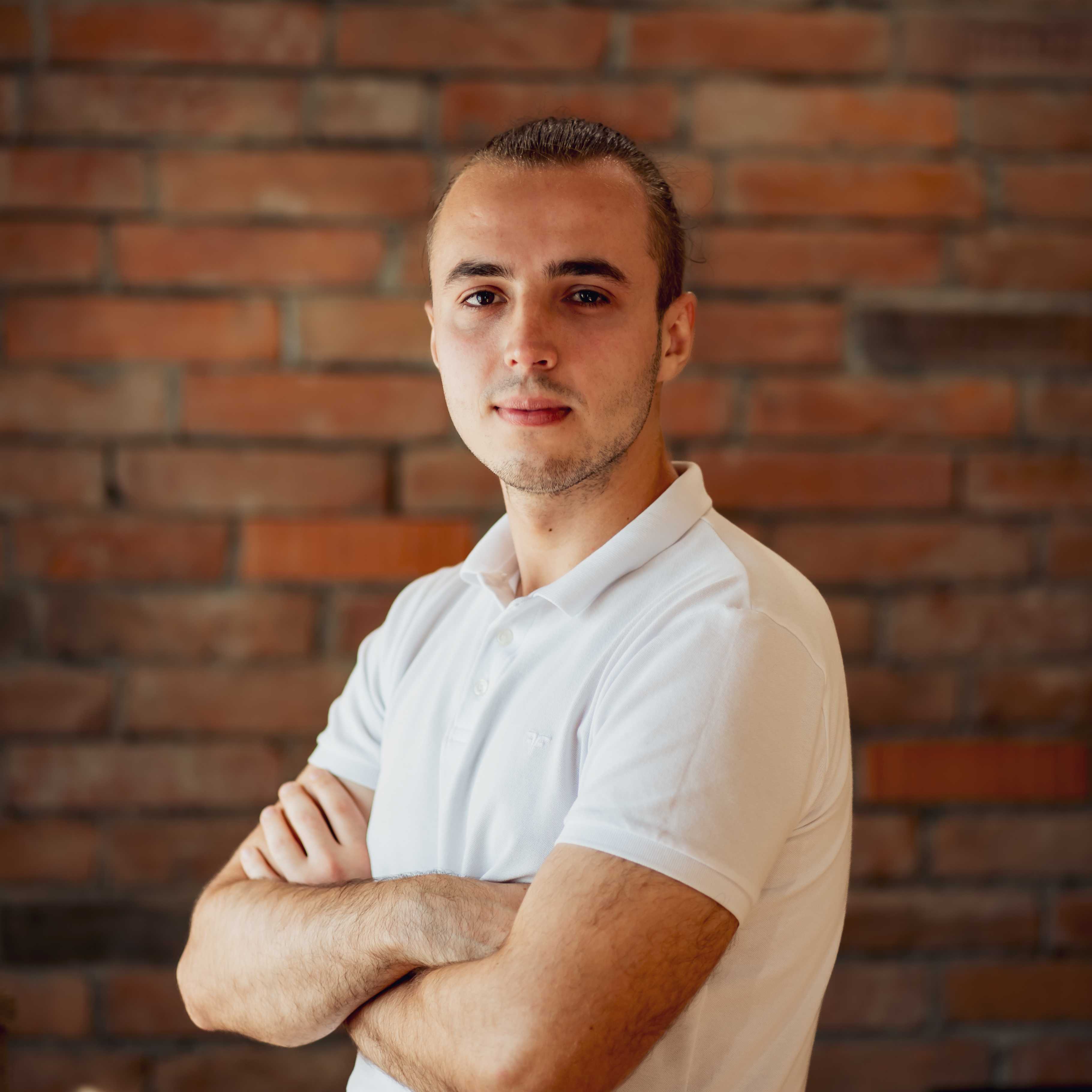 Тут мало бути фото